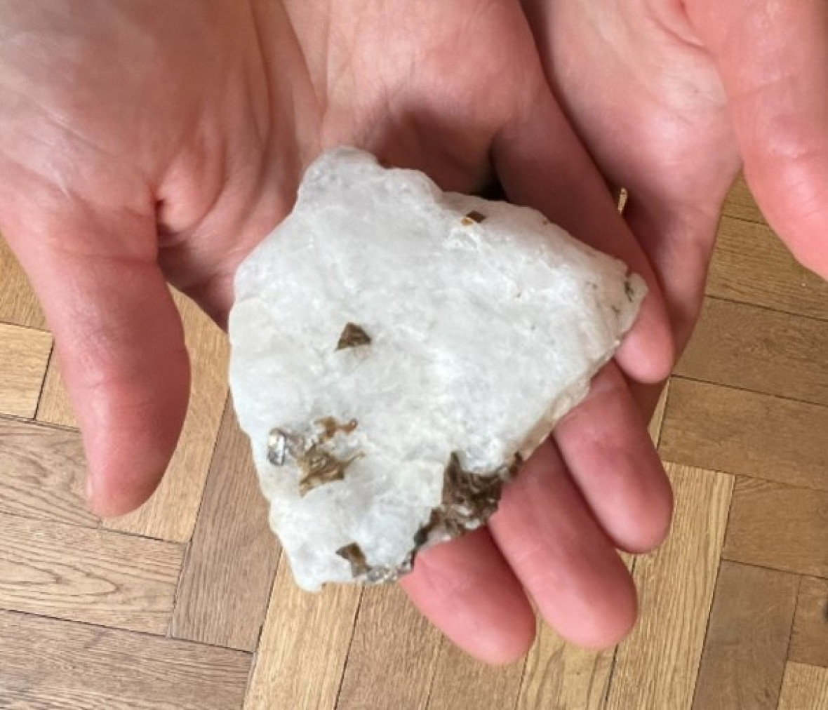 Ein Stück Kryolith, das Naja Dyrendom Graugaard zur Vorführung mitgebracht hat.